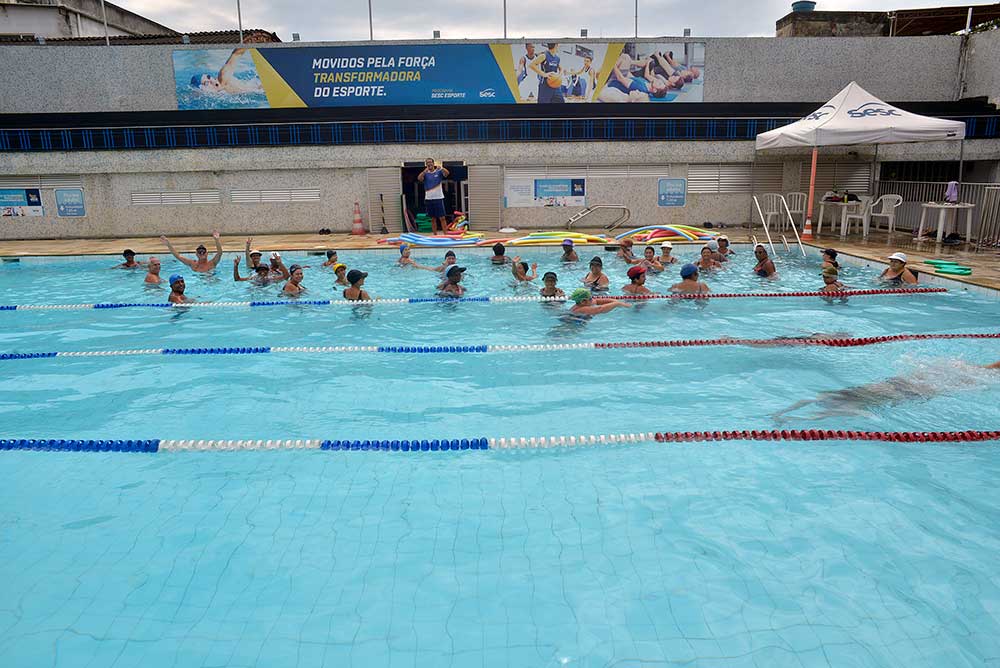piscina atividade aquática Sesc São João de Meriti