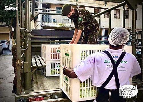 Mesa Brasil e Exército distribuem alimentos no Complexo do Lins