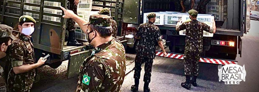 Mesa Brasil e Exército distribuem alimentos no Complexo do Lins Vertical