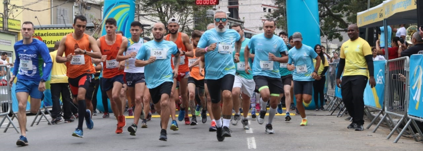 orredores largando na etapa do Circuito Sesc de Corridas em Niterói, 2024
