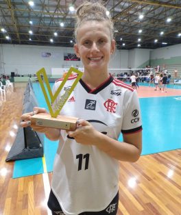 A central Valquíria deu show nos bloqueios e, com seis pontos só no fundamento, levou o Troféu Viva Vôlei de melhor jogadora da partida.