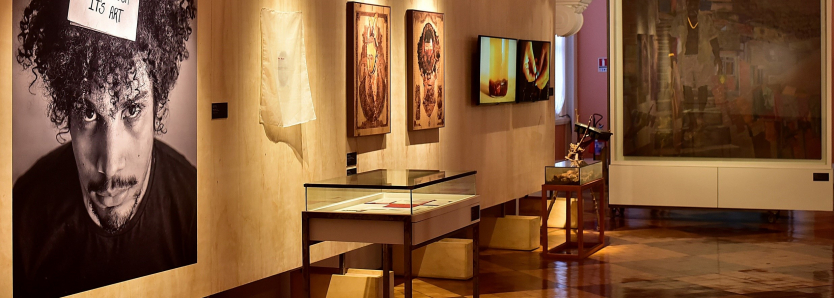 Exposição 'Dos Brasis' no Centro Cultural Sesc Quitandinha, apresentando obras de artistas negros brasileiros.