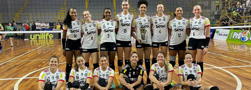 Time de vôlei feminino do Sesc RJ Flamengo comemora vitória na Copa Nacional de Clubes.