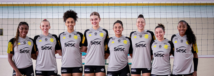 Time de voleibol feminino Sesc RJ Flamengo posando em quadra, por Vitória Antunes.