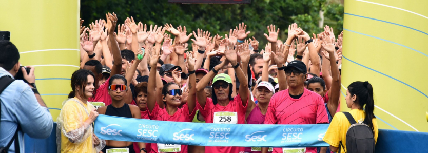 Corredores na largada do Circuito Sesc de Corridas em Niterói