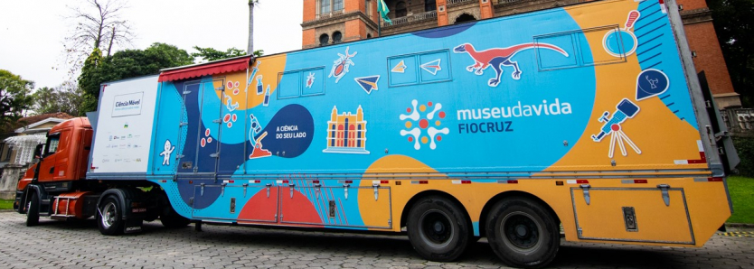 Caminhão do Ciência Móvel da Fiocruz estacionado no Sesc Nova Friburgo.