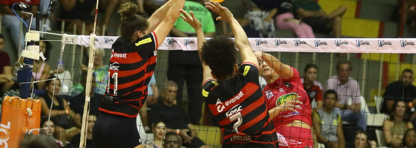 Sesc RJ Flamengo em quadra contra o Maringá na Superliga