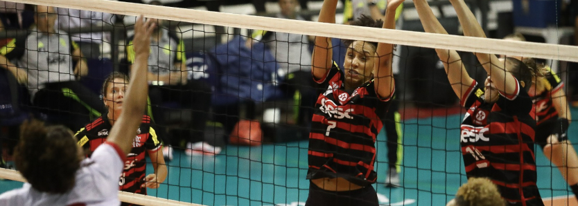 Jogadoras do Sesc RJ Flamengo bloqueiam ataque em jogo contra Tijuca no Campeonato Carioca