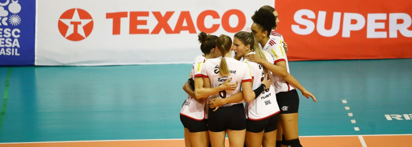 Jogadoras do Sesc RJ Flamengo em quadra durante partida contra o Fluminense no Campeonato Carioca 2024.