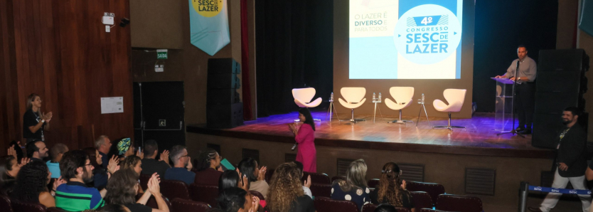 Pessoas assistem palestra no Congresso Sesc de Lazer 2023