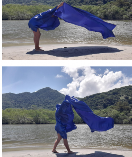 Sequência de fotos da obra-performance de Julia Saldanha, em que um tecido azul cobre e molda o corpo da artista na paisagem de Ubatuba.