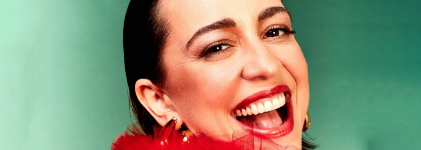 Roberta Sá sorri com figurino colorido do show “Sambasá em Roda”, atração principal do Sesc Mulheres Plurais no Shopping Grande Rio