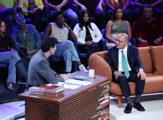 Geraldo Alckmin sendo entrevistado por Gabriel Chalita durante gravação no Sesc Copacabana